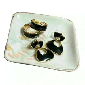 🌹2/$22🌹 2 pair vintage black & gold enamel earrings